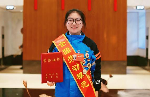 艺工校友、95后女骑手廖泽萌，全国劳模！